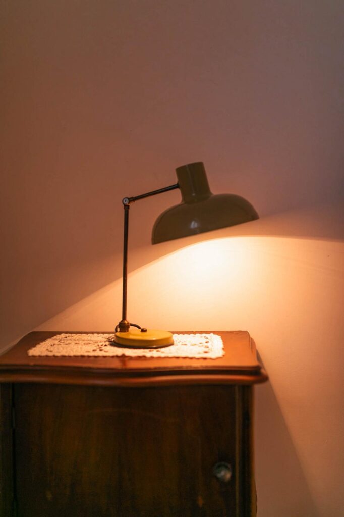 Comodino vintage puglia setteconi lampada dal tocco vintage illumina un vecchio comodino appartenuto alla mamma